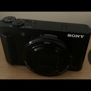 Sony camera without charger in great condition and works